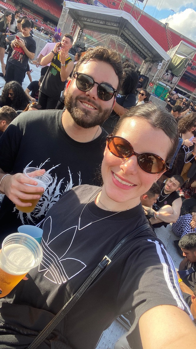 Homem e mulher sorrindo em um show